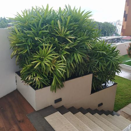 Luxurious Apartment With A Pool And Gym Near Trivandrum Railway Station Thiruvananthapuram Exteriör bild