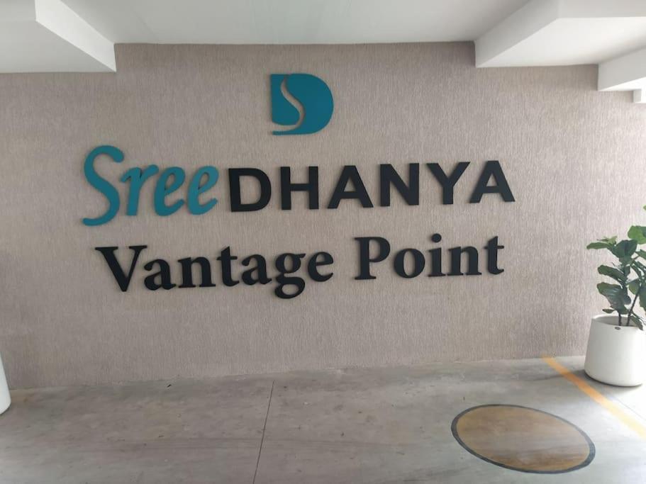Luxurious Apartment With A Pool And Gym Near Trivandrum Railway Station Thiruvananthapuram Exteriör bild